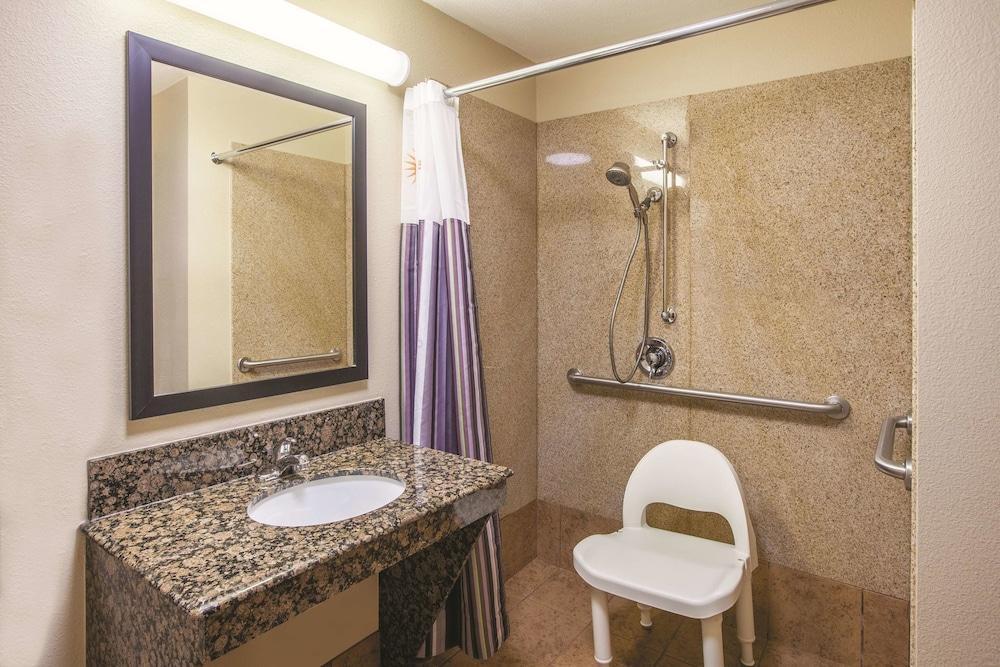 La Quinta By Wyndham Hillsboro Hotel Exterior photo