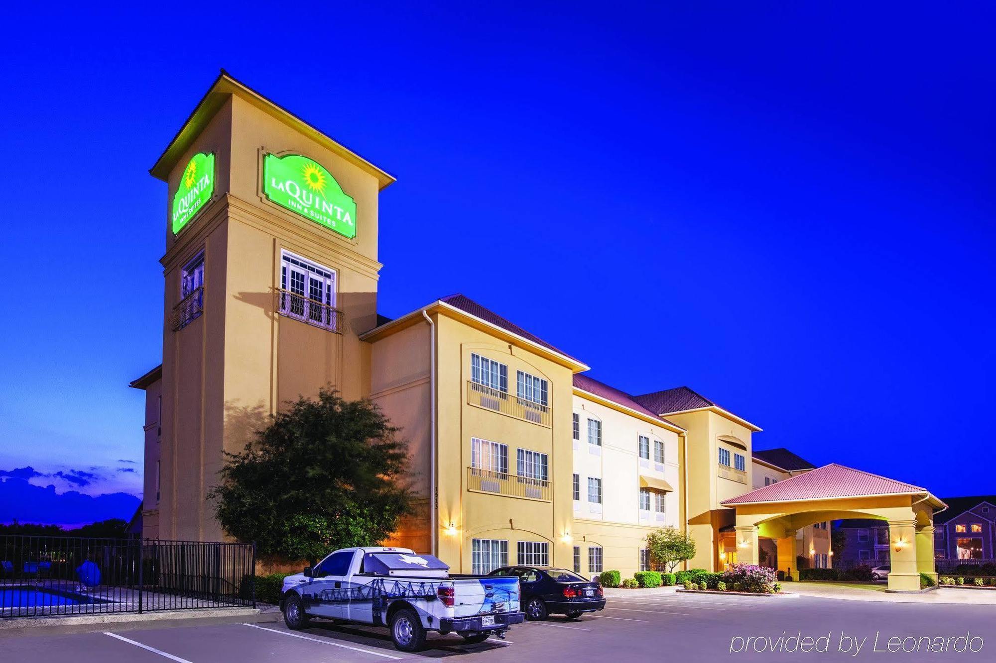 La Quinta By Wyndham Hillsboro Hotel Exterior photo
